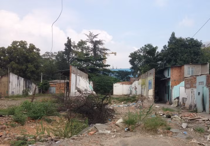 Ông Dương Hữu Hòa, Phó giám đốc dự án tuyến Metro số 1 cho biết, đang cố gắng, tích cực đàm phàn với các nhà thầu để họ thông cảm, giảm số tiền phạt đến mức thấp nhất có thể. Tuy nhiên, theo ông Hòa thì chưa thể nói trước được việc họ có thông cảm hay không bởi các nhà thầu nước ngoài làm việc rất nguyên tắc, chỉ căn cứ trên hợp đồng đã ký.