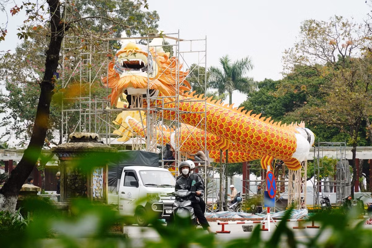 Theo cơ quan chức năng TP. Huế,linh vật rồngđược chọn đặt tại bia Quốc học Huế làrồng triều Nguyễn, với thiết kế là sự tổng hòa của hình tượng rồng lớn, kết hợp với tạo hình trăm hoa đua nở.