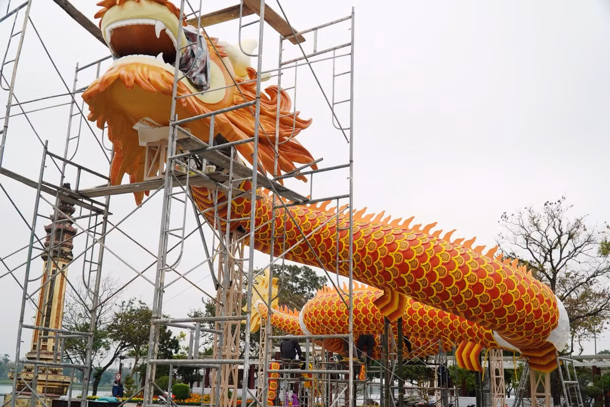 Toàn thân rồng phần thấp nhất đặt nổi so với mặt đất khoảng hơn 2m. Phần đầu và đuôi nhô cao hơn. Phía dưới thân rồng bay lượn sẽ được trang trí bởi các cây hoa, vật trang trí tượng trưng cho những đám mây, trăm hoa đua nở.