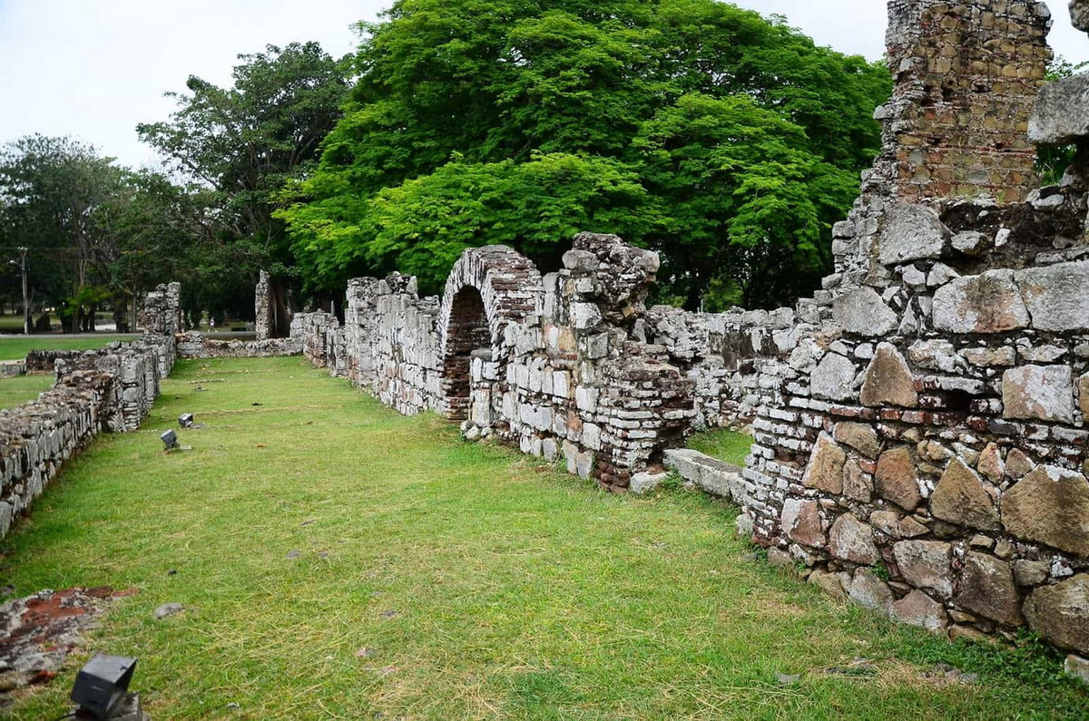 Trải qua 150 năm, với nhiều thảm họa lớn từ động đất, hỏa hoạn và cướp biển, thành phố vẫn phát triển và liên tục mở rộng quy mô. Ảnh: Nomadic Niko.