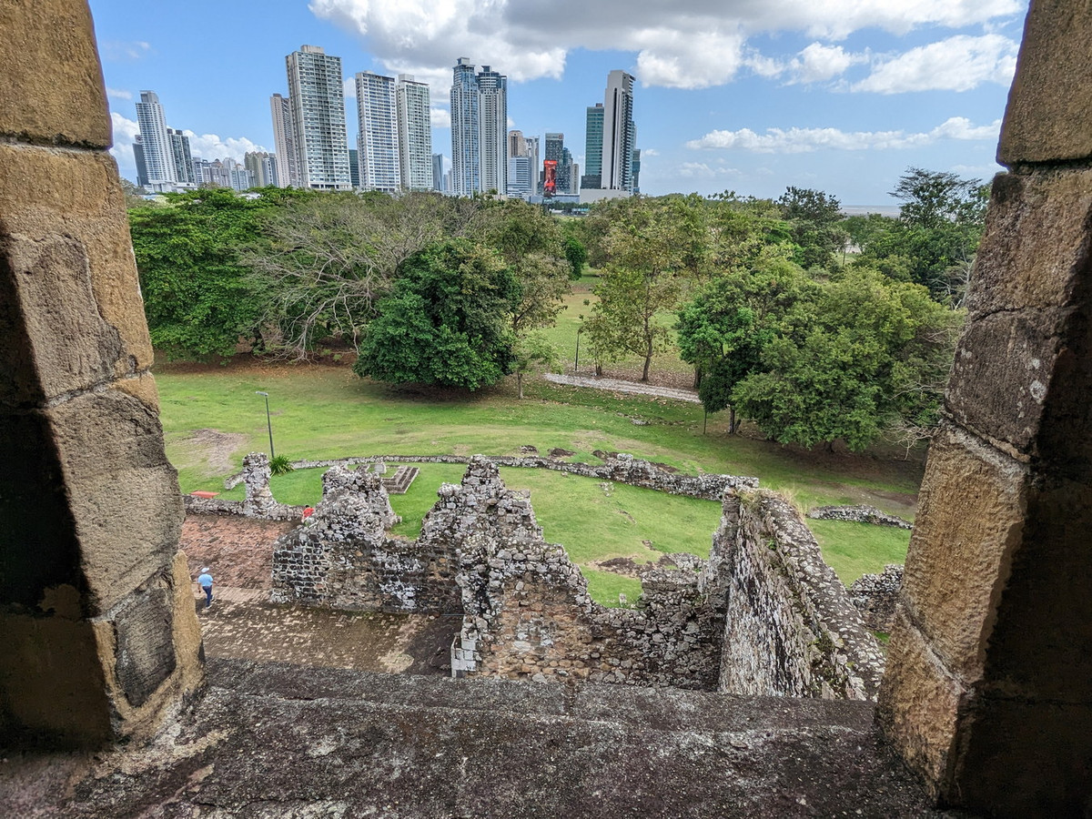 Đến năm 1673, thành phố Panama mới được xây dựng cách đó vài km về phía Tây. Panamá Viejo vĩnh viễn trở thành phế tích. Ảnh: Taking Our Time.