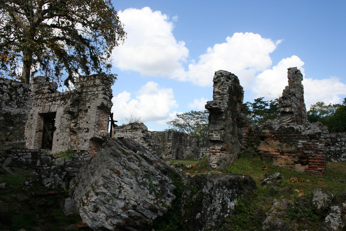 Ngày 28/1/1671, tên cướp biển người xứ Wales là Henry Morgan, kẻ được biết đến là cướp biển tàn ác nhất trong lịch sử, đã tấn công thành phố với 1.400 người tràn vào từ phía bờ biển Caribbean. Ảnh: 23 and Unfunny / WordPress.