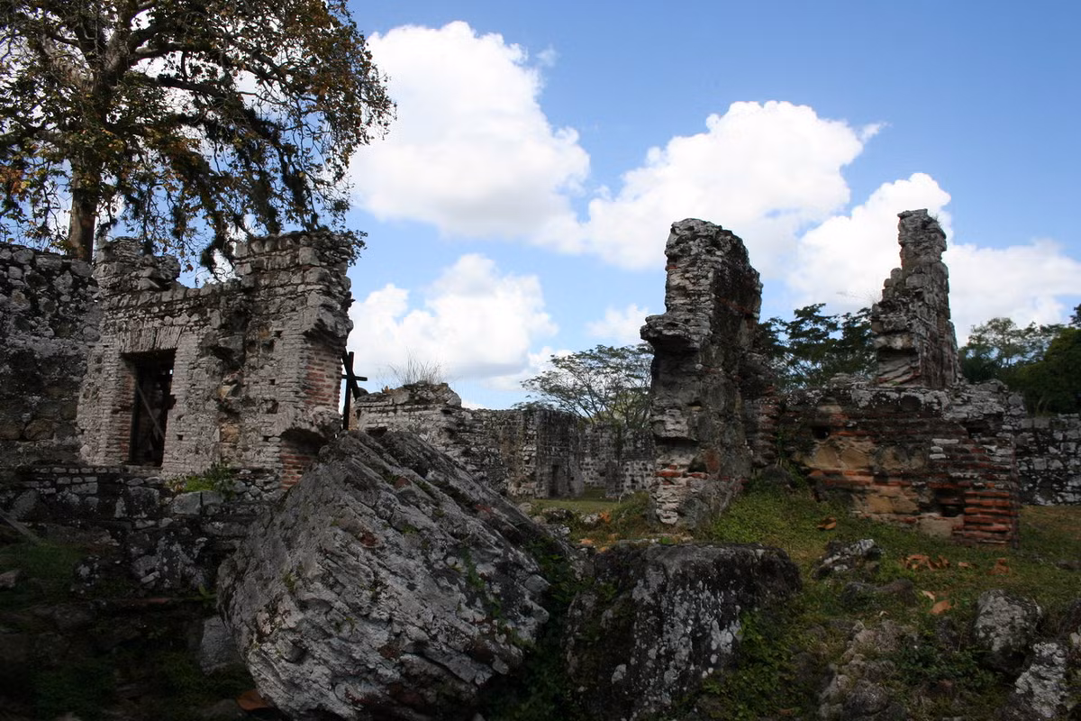 Ngày 28/1/1671, tên cướp biển người xứ Wales là Henry Morgan, kẻ được biết đến là cướp biển tàn ác nhất trong lịch sử, đã tấn công thành phố với 1.400 người tràn vào từ phía bờ biển Caribbean. Ảnh: 23 and Unfunny / WordPress.