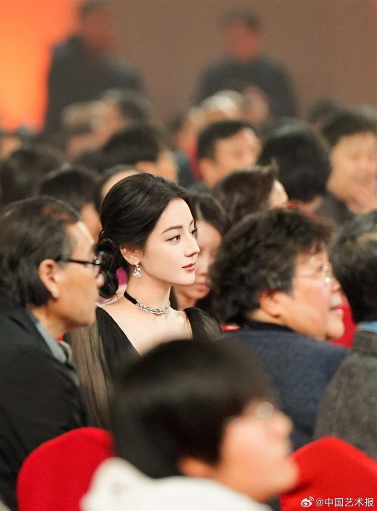 Dich Le Nhiet Ba khoe goc nghieng than thanh, dan tinh phat sot vi...