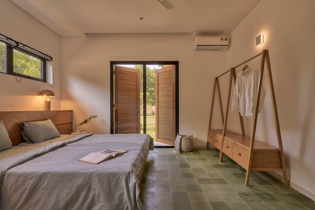 Bên trong, nội thất thiết kế mang tính tối giản để hạn chế bảo trì và đảm bảo vận hành dễ dàng: Gạch xi măng được thiết kế riêng, đồ nội thất rời bằng gỗ nguyên khối, màu sắc trung tính thanh lịch,...