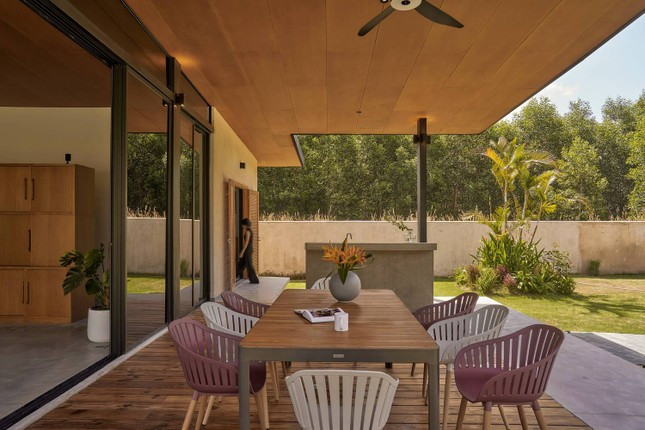 Phía bên ngoài ngôi nhà, vôi được sử dụng thay cho sơn để mang lại hiệu ứng tự nhiên cho ngôi nhà.