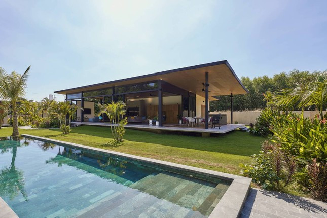 Tuân theo các nguyên tắc khí hậu, căn biệt thự tích hợp nhiều giải pháp thiết kế như: Mái lớn để đảm bảo che chắn nắng, mưa, cách nhiệt; Các khu vực chung được thông gió tự nhiên bằng quạt trần để tiết kiệm năng lượng và duy trì cảm giác nhiệt đới; Hai phòng ngủ đã được cách nhiệt bằng mái trấu, tường bê tông nhẹ, cửa ra vào và cửa sổ lắp kính 2 lớp để giữ lạnh từ điều hòa.