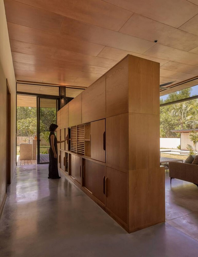 Ánh sáng ban ngày được lấy chủ yếu từ tự nhiên qua các cửa lùa bằng kính, ánh sáng nhân tạo chỉ tập trung ở những nơi cần thiết như góc đọc sách, khu vực ăn uống và bếp, phòng tắm và phòng ngủ.