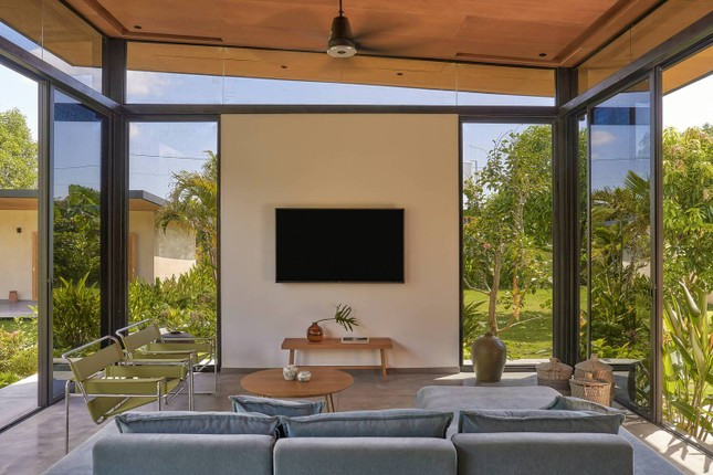 Là một công trình nghỉ dưỡng, gia chủ có khu vực riêng cho khách để có được sự riêng tư đồng thời tạo ra một vùng đệm từ con đường nhỏ để chặn tiếng ồn tiềm ẩn.