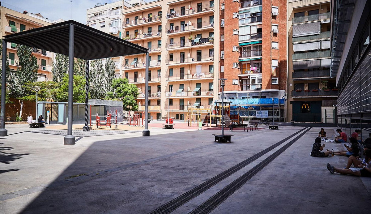 Giữa các khối bát giác khổng lồ là khoảng sân chung rộng lớn, nơi cư dân thư giãn, hoạt động thể thao hoặc tiến hành các sinh hoạt cộng đồng. Ảnh: Barcelona Bus Turístic.