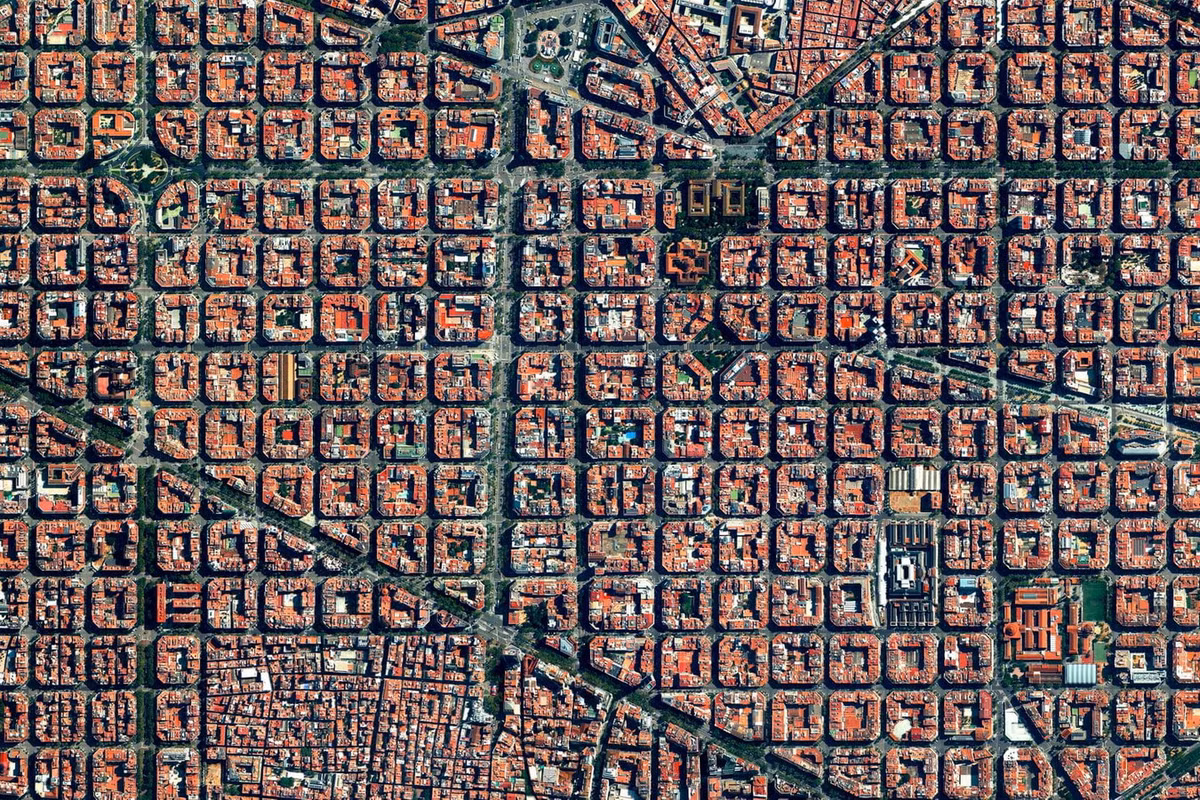 Nhìn từ trên cao, toàn khu vực trông như một mạng lưới ô bàn cờ. Trong mỗi ô bàn cờ, các khu nhà có quy hoạch kiến trúc giống nhau với hình khối bát giác, gọn gàng như những miếng xếp hình lego. Quận Eixample có khoảng hơn 200 khối nhà như vậy. Ảnh: Languages4Life.