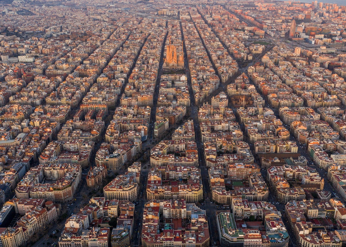 Cách quy hoạch đô thị như vậy có nhiều ưu điểm lớn, như đơn giản, thuận tiện cho việc quy hoạch xây dựng nhà cửa, công trình và tổ chức giao thông, không gây căng thẳng giao thông ở khu trung tâm. Ảnh: Pol Albarran .