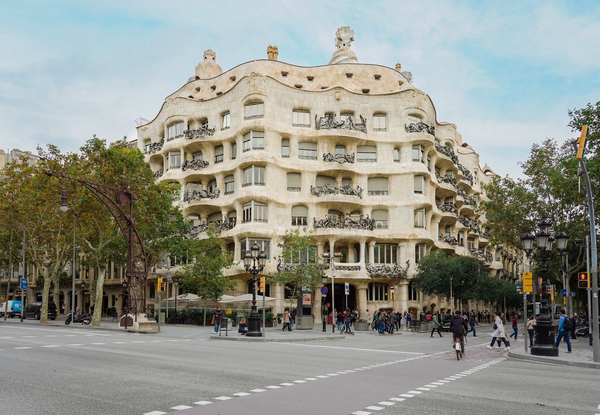 Với lịch sử lâu đời và nét đặc sắc trong kiến trúc, ngày nay quận Eixample là một địa điểm thu hút rất đông du khách của thành phố Barcelona. Ảnh: A Charming Escape.