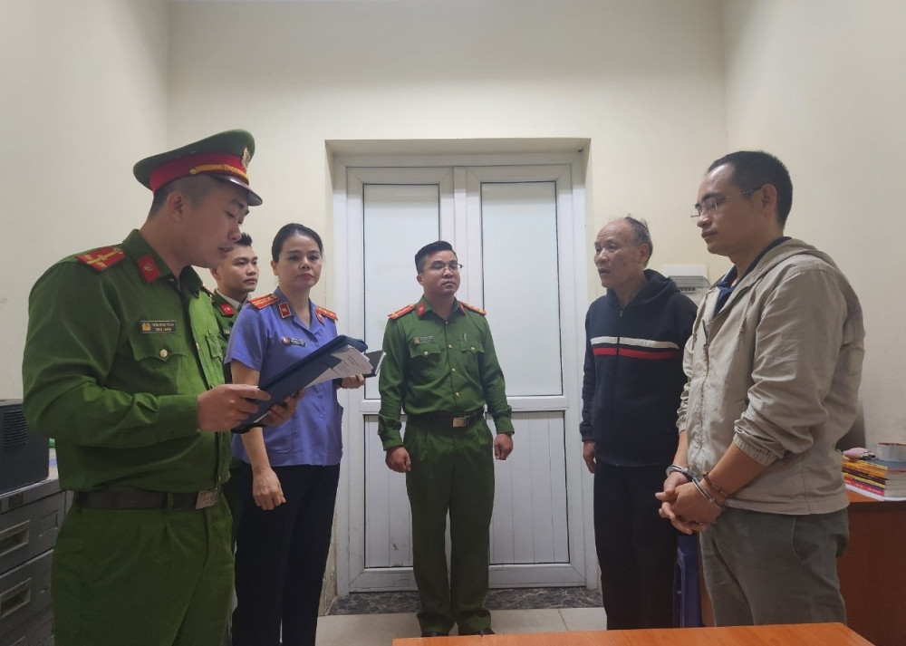 Khoi to giam doc nhap lau sua, khai bao la phu gia son bot