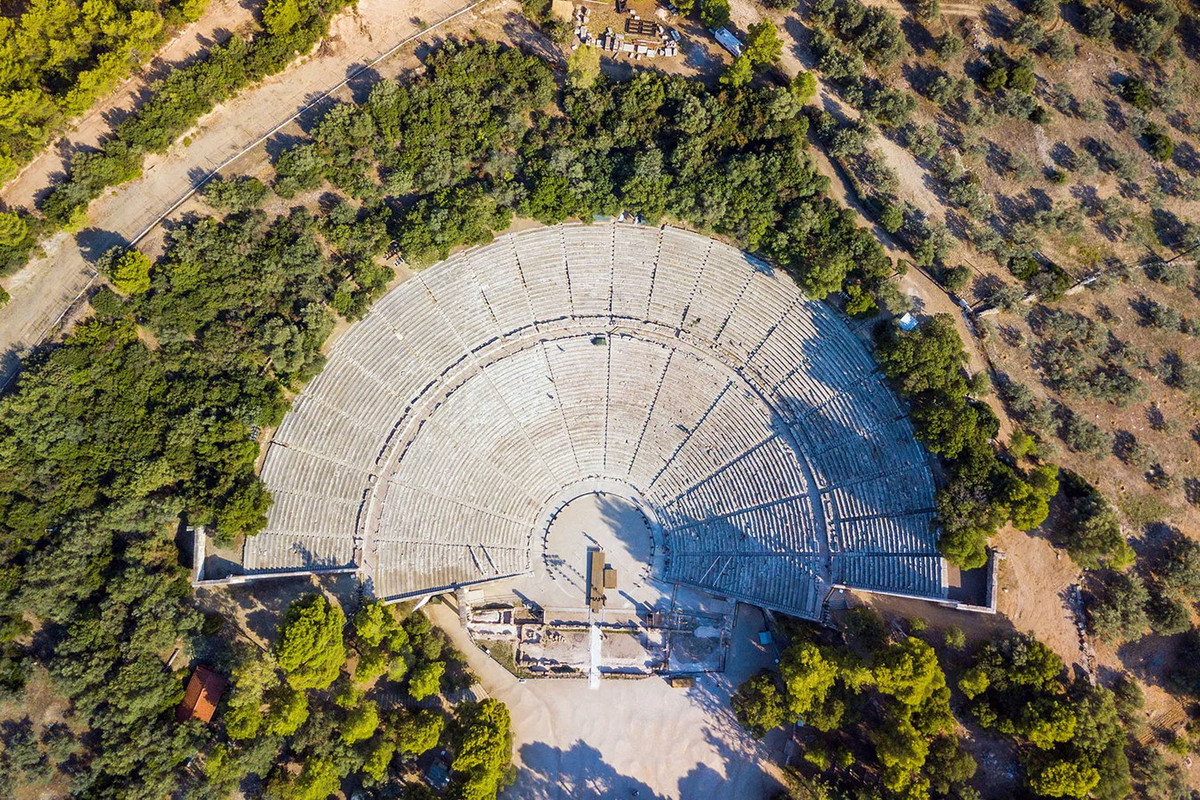 Theo lý giải gần đây của một số nhà nghiên cứu, sự xắp xếp các hàng ghế ngồi theo bậc thang với các vòng tròn đồng tâm cách đều sân khấu là chìa khóa của vấn đề. Ảnh: Kids Love Greece.