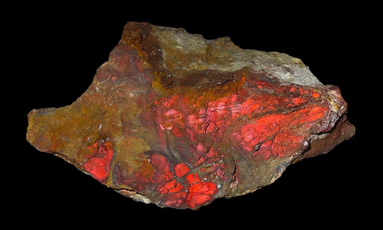 Đan sa, loại khoáng chất màu đỏ có công thức hóa học là HgS là nguyên liệu được các đạo sĩ thích dùng trong việc luyện đan vì họ cho rằng thứ khoáng chất này có màu đỏ là màu cao quý và có những đặc điểm kỳ lạ như có thể nấu lên để chiết tách ra thủy ngân.