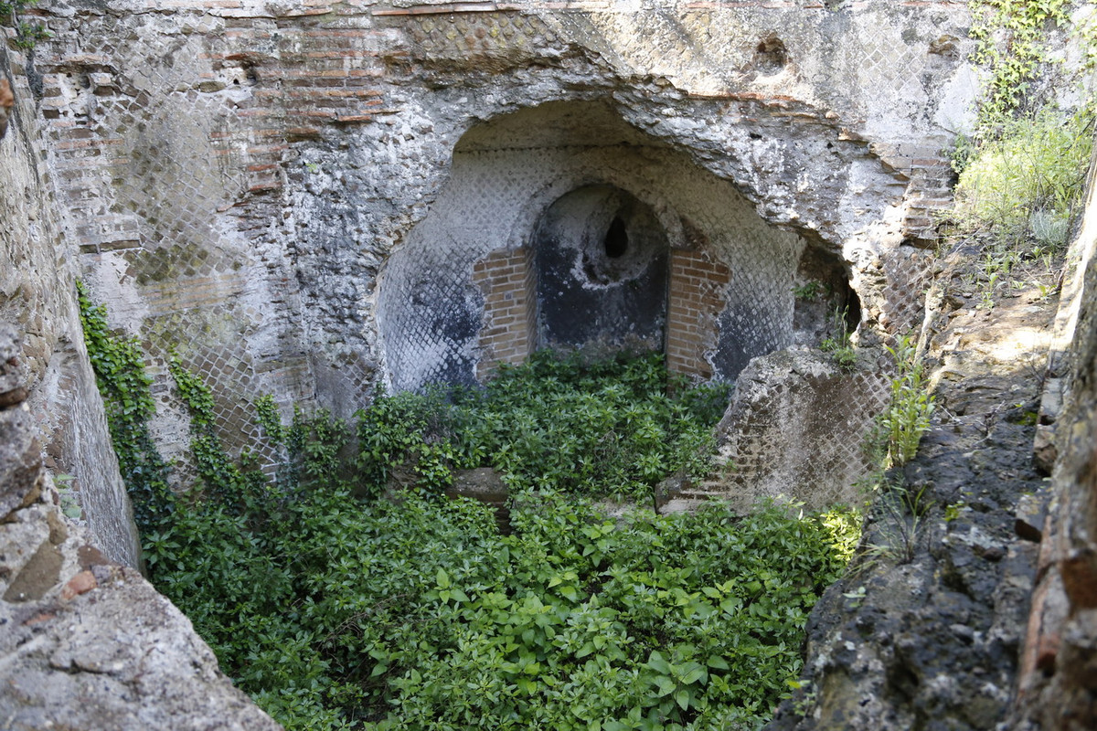 Nhóm cuối cùng là các tòa nhà phức hợp ngầm dưới lòng đất bao gồm các phòng trưng bày, truyền thông, lưu trữ... Phía trên là các tòa nhà được xây thêm vào thế kỷ 18. Ảnh: Wikipedia.