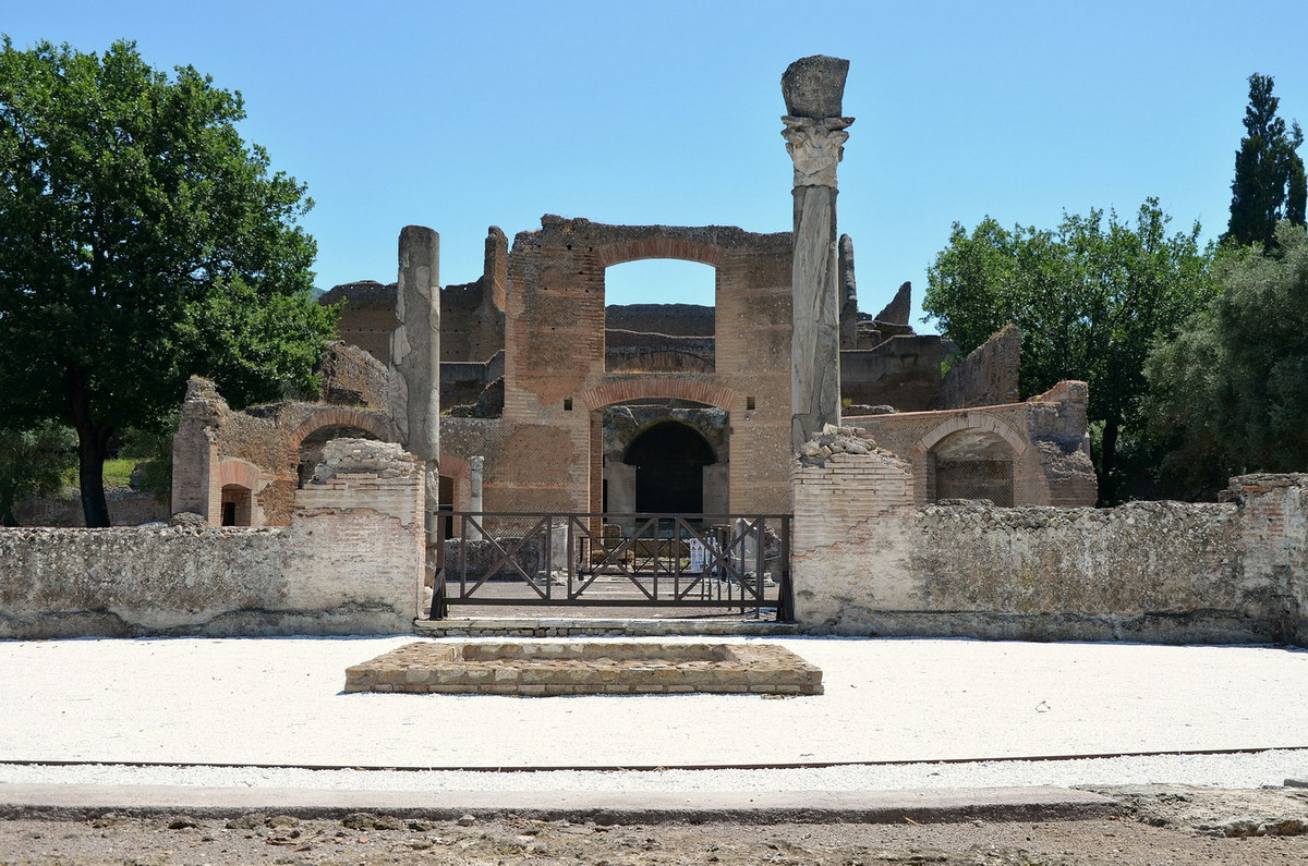 Đây là một chuỗi phức hợp các công trình bao gồm 4 nhóm kiến trúc mang phong cách khác nhau. Nhóm đầu tiên là các công trình Hy Lạp bao gồm đền thờ Aphrodite Cnidi, nhà hát Hy Lạp và cấu trúc bán nguyệt lớn Exedra. Ảnh: Wikipedia.