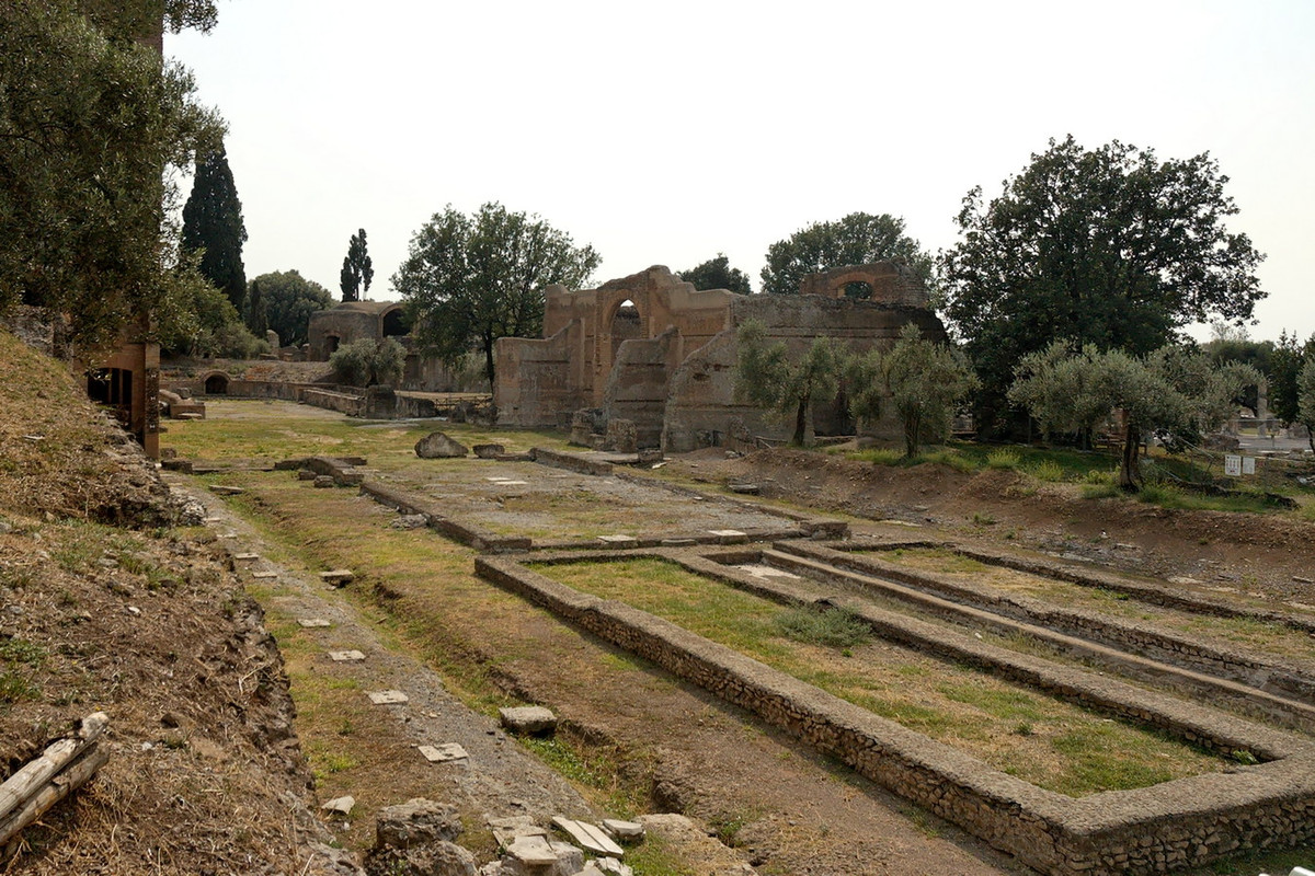 Nhóm thứ ba bao gồm sân vận động, hồ bơi, kênh đào, tòa nhà triết học... Ảnh: Wikipedia.