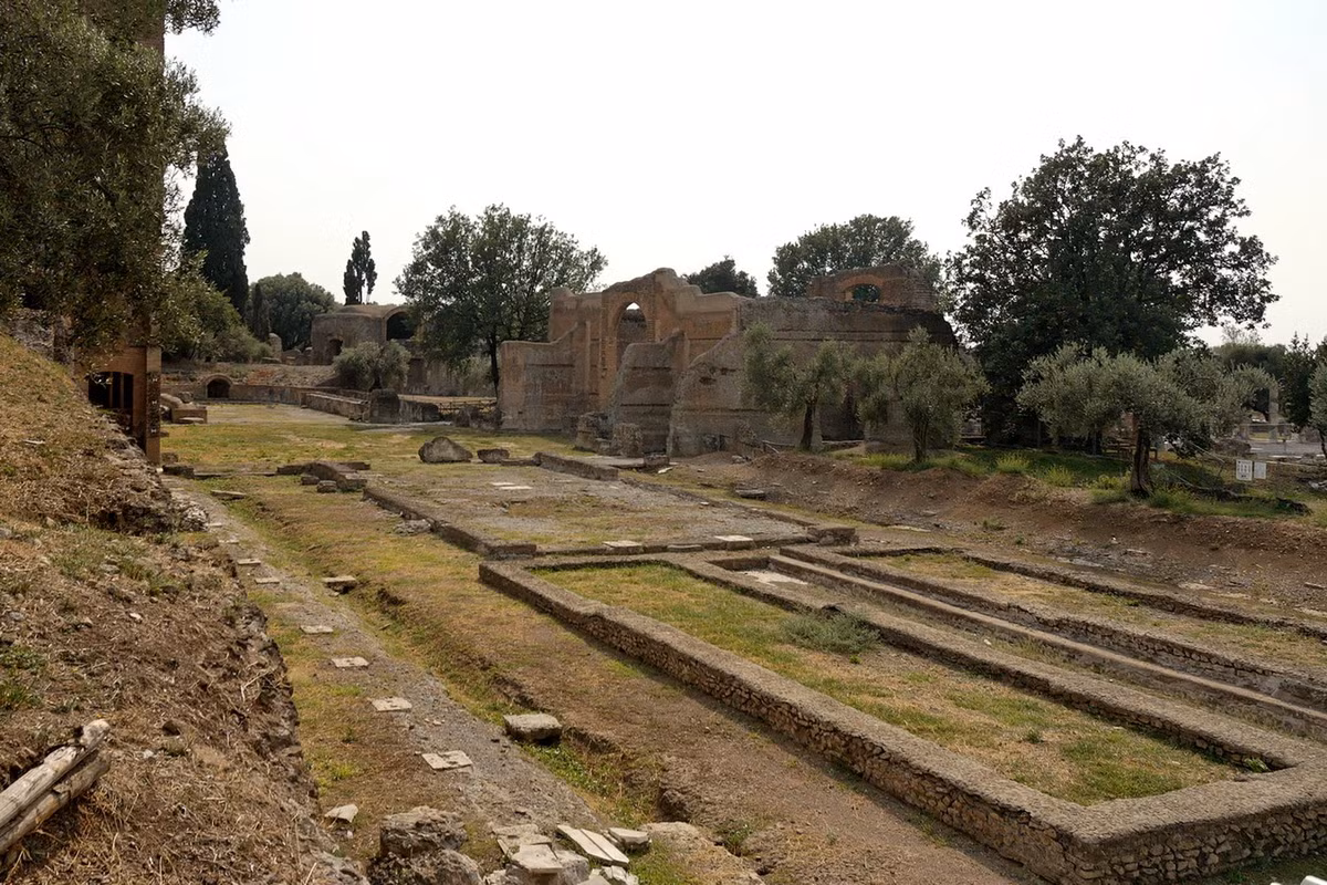 Nhóm thứ ba bao gồm sân vận động, hồ bơi, kênh đào, tòa nhà triết học... Ảnh: Wikipedia.