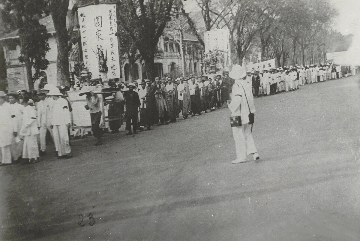 Bàn phúng của phụ nữ Nam Bộ được rước trong đám tang. Theo các tư liệu lịch sử, lễ tang cụ Phan Chu Trinh được ghi nhận là lớn chưa từng có ở Sài Gòn.