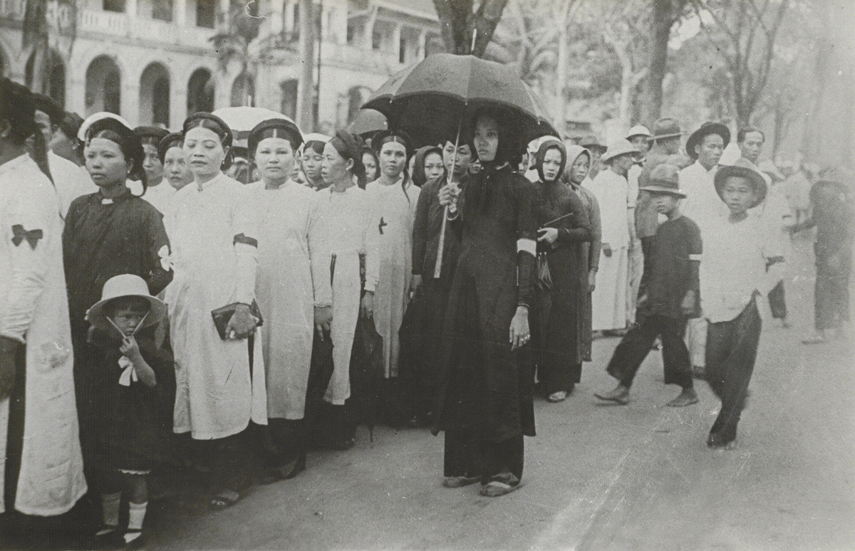 Nhóm phụ nữ Bắc Bộ tham gia tang lễ với áo dài khăn đóng.