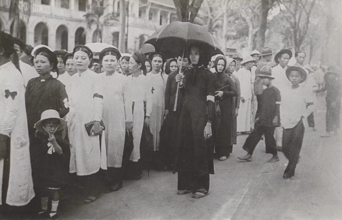 Nhóm phụ nữ Bắc Bộ tham gia tang lễ với áo dài khăn đóng.