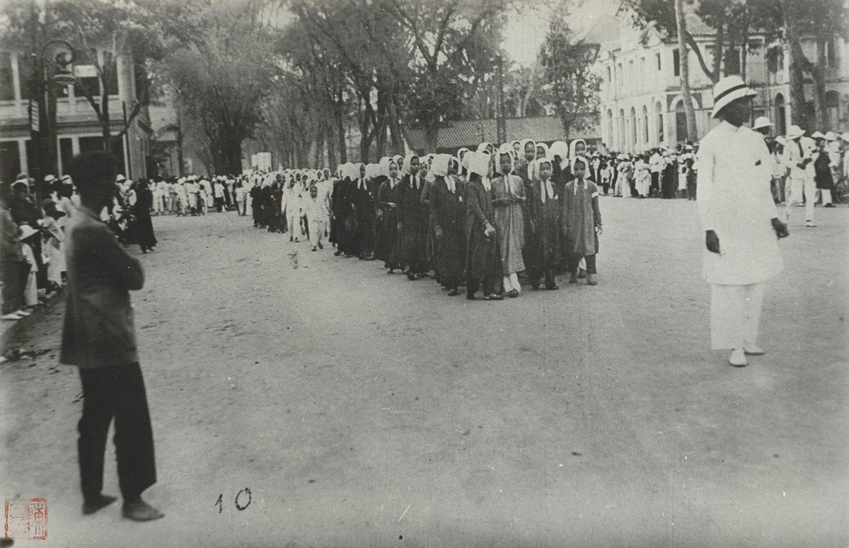 Tập thể nữ sinh đi qua đường Pellerin khi đưa tang cụ Phan.