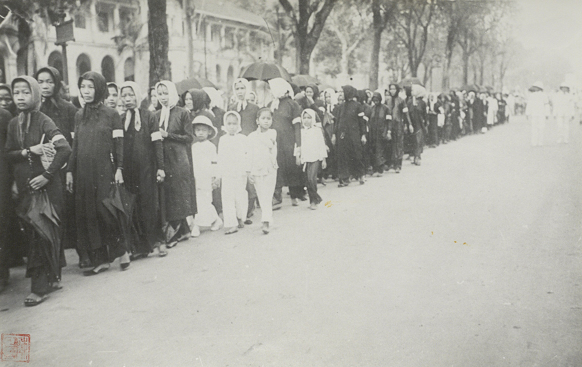 Phụ nữ Nam Bộ với khăn quấn đầu.