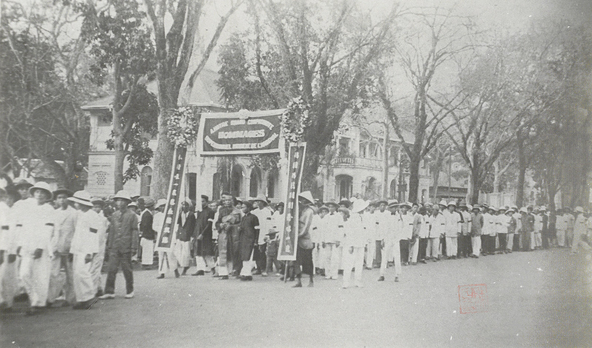 Đoàn thể công nhân nhà máy đóng tàu Ba Son và nhân viên nhà in Xưa Nay.