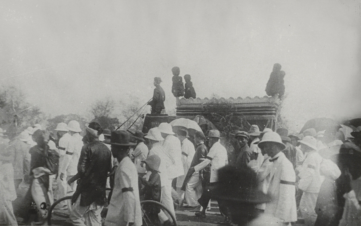 Các đảng viên đảng Thanh Niên hộ tống linh cữu cụ Phan trên đường phố.