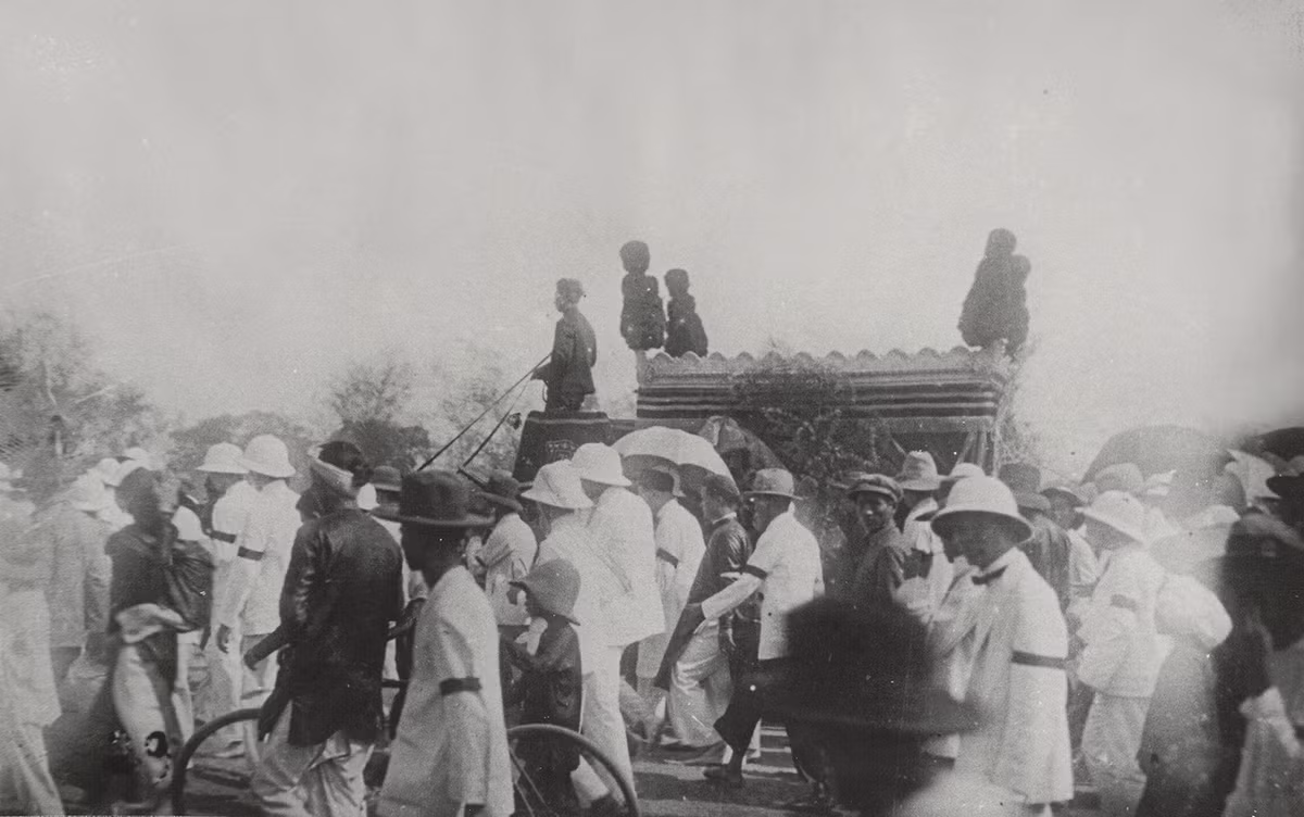 Các đảng viên đảng Thanh Niên hộ tống linh cữu cụ Phan trên đường phố.