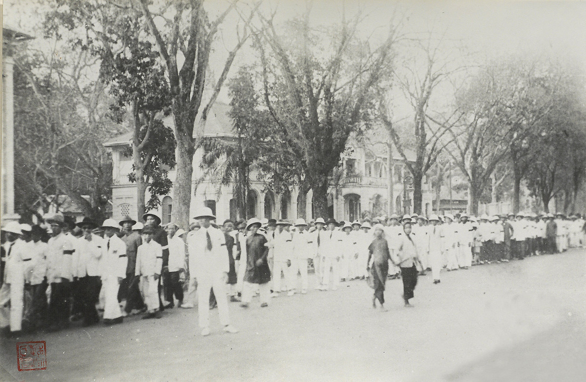 Những công chức và viên chức tư nhân tham gia tang lễ.