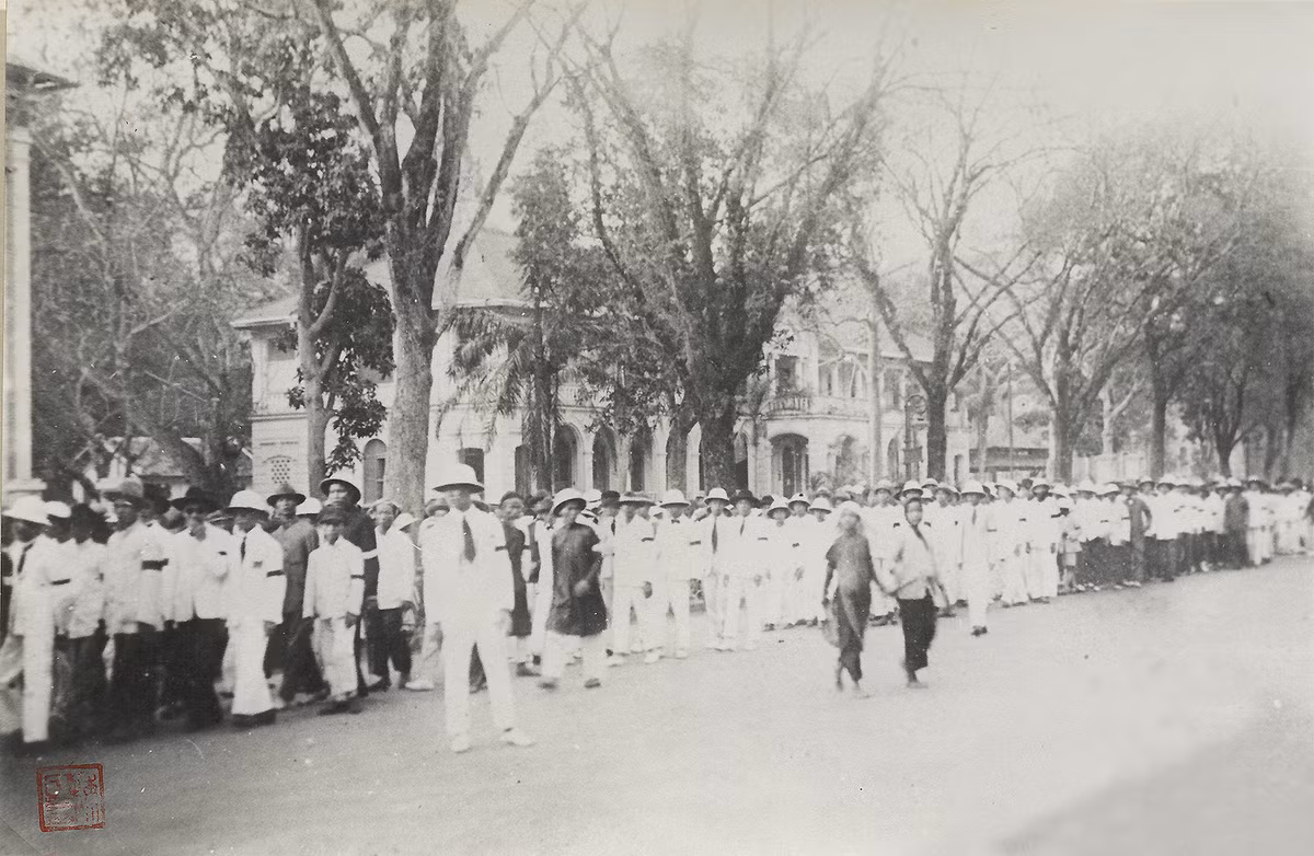 Những công chức và viên chức tư nhân tham gia tang lễ.