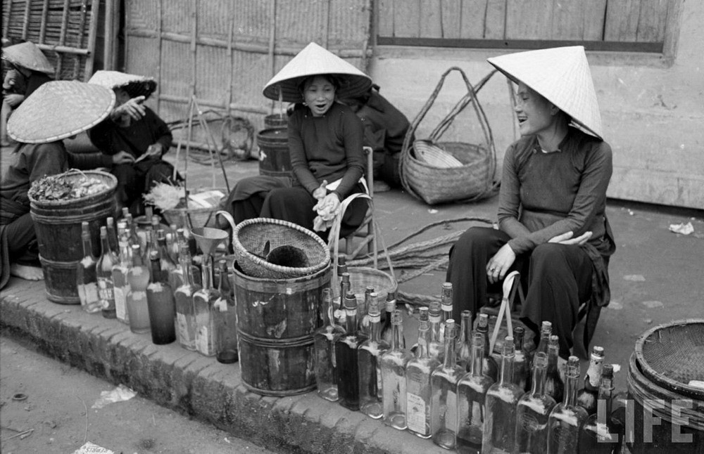 Hàng bán chai lọ.