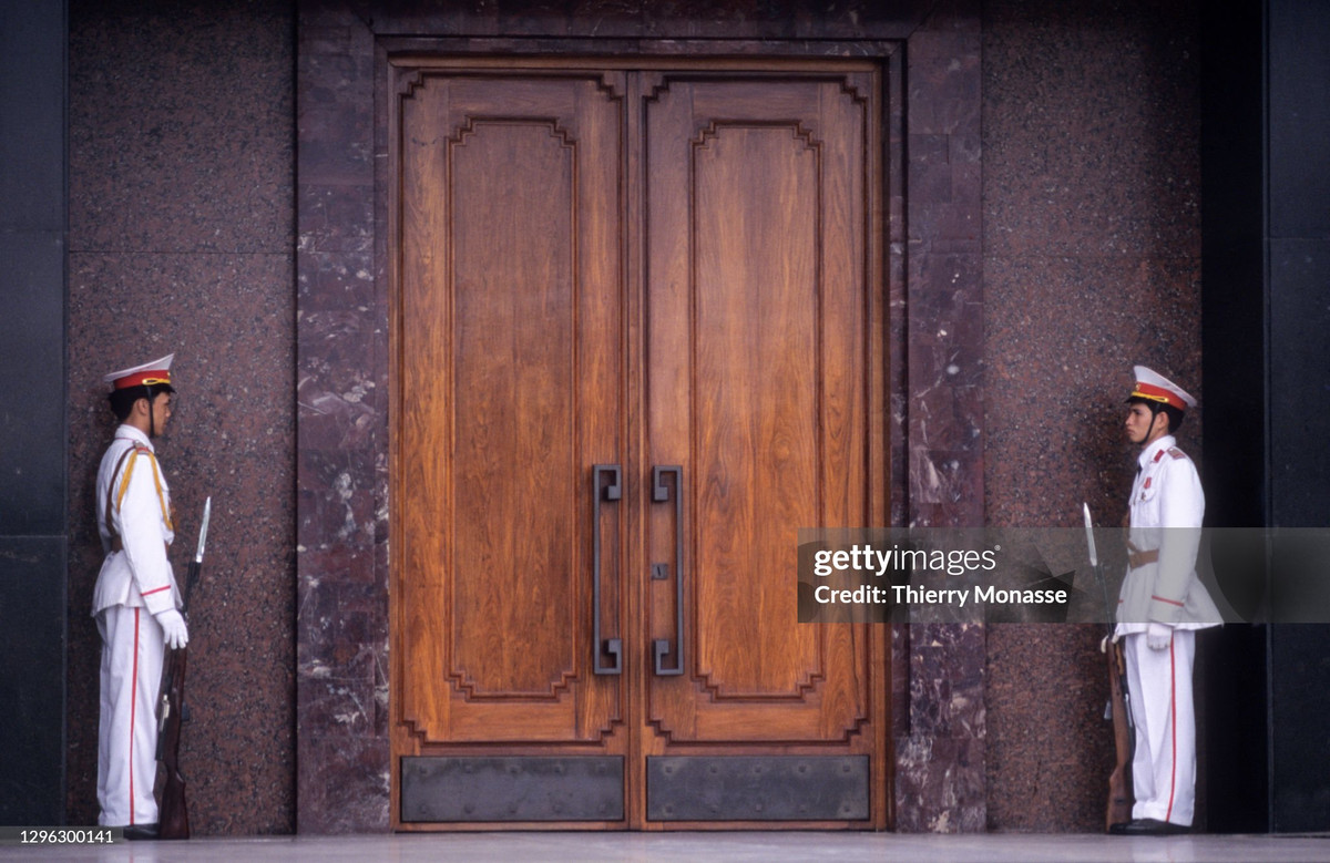 Hai chiến sĩ cảnh vệ trực gác ở cổng Lăng Bác.