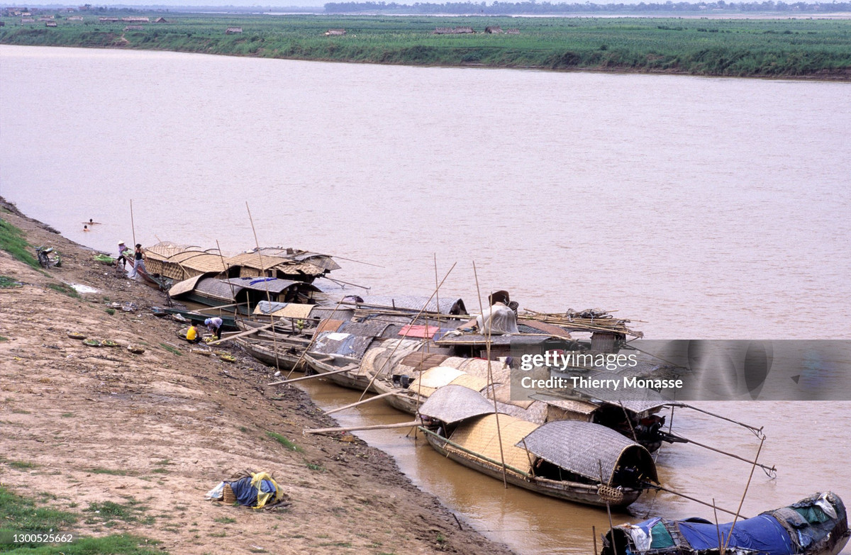 Xóm chài ở bãi sông Hồng.