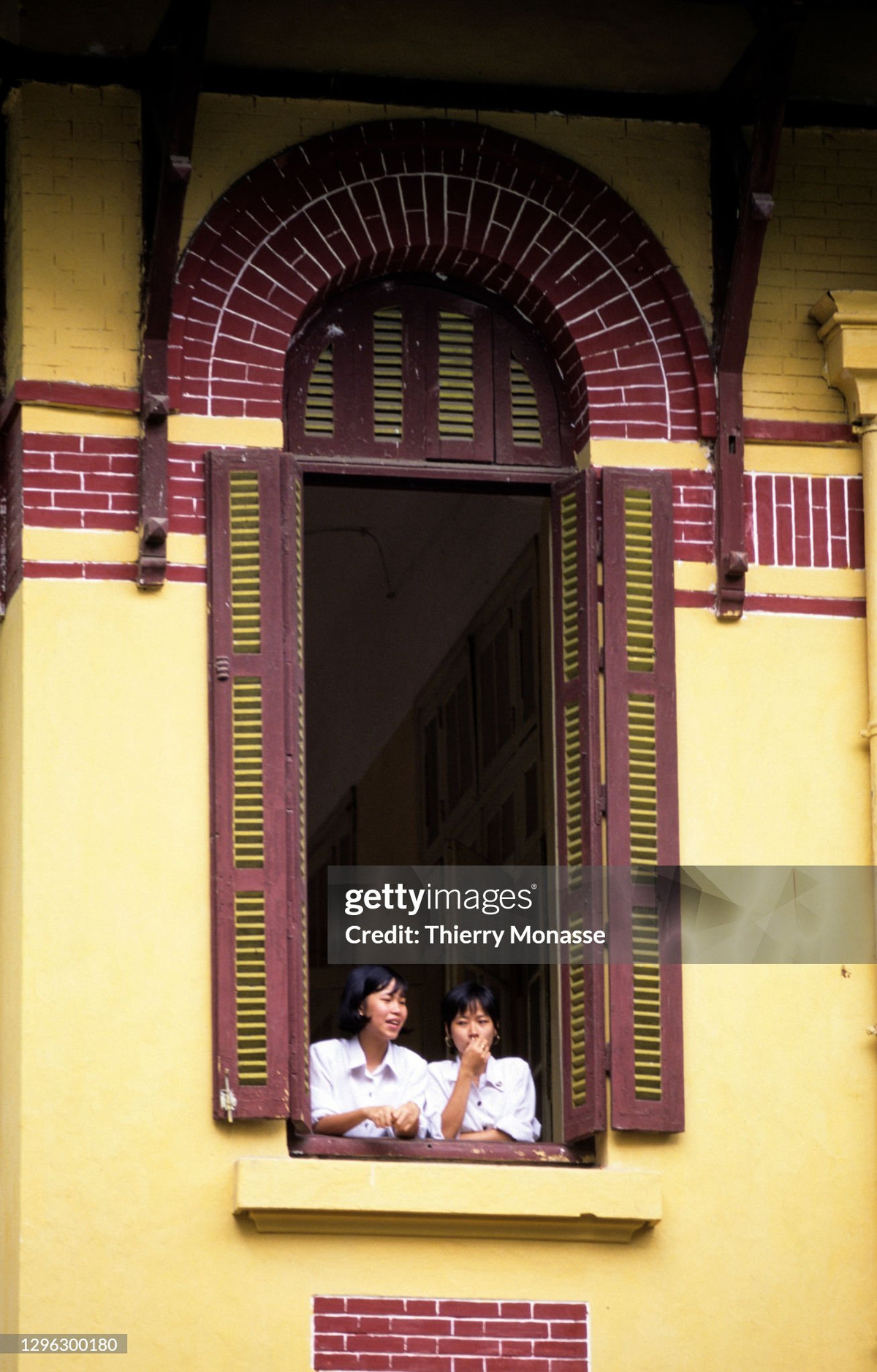 Hai nữ sinh bên ô cửa sổ của trường THPT Trần Phú, nay là trường THPT Trần Phú - Hoàn Kiếm.