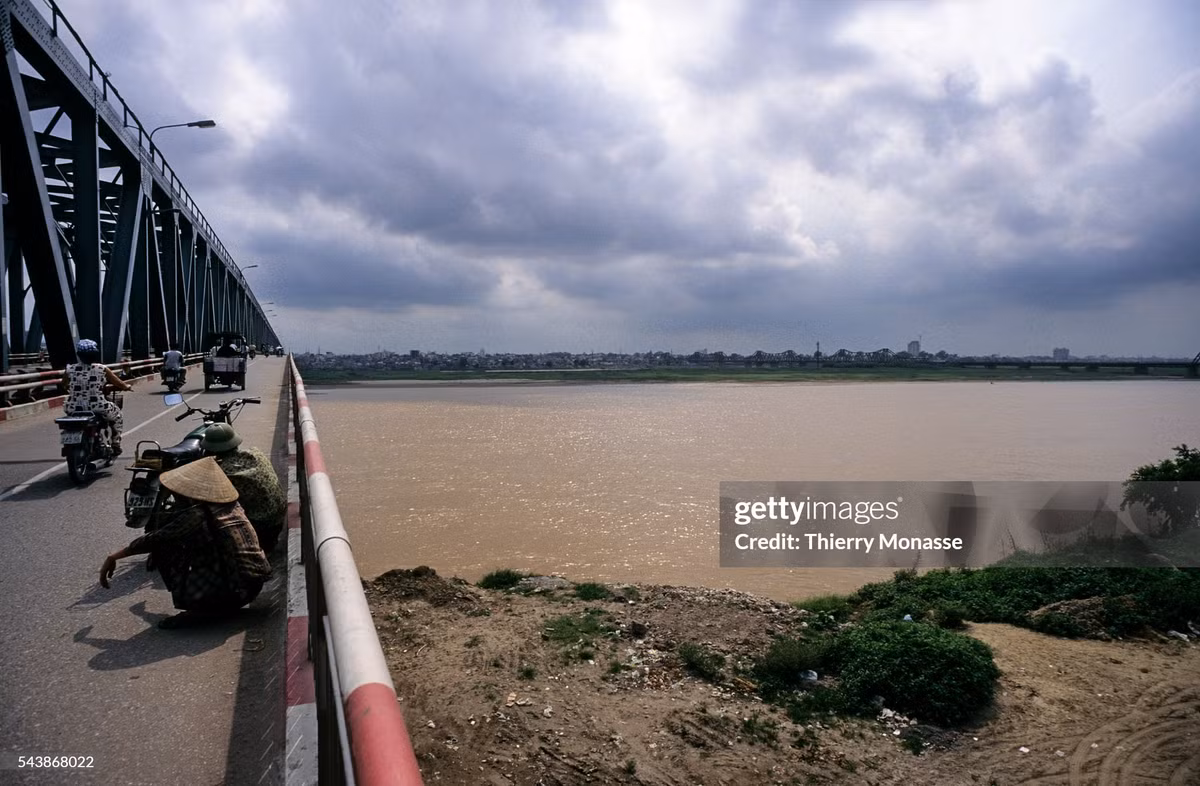 Từ cầu Long Biên nhìn ra sông Hồng.