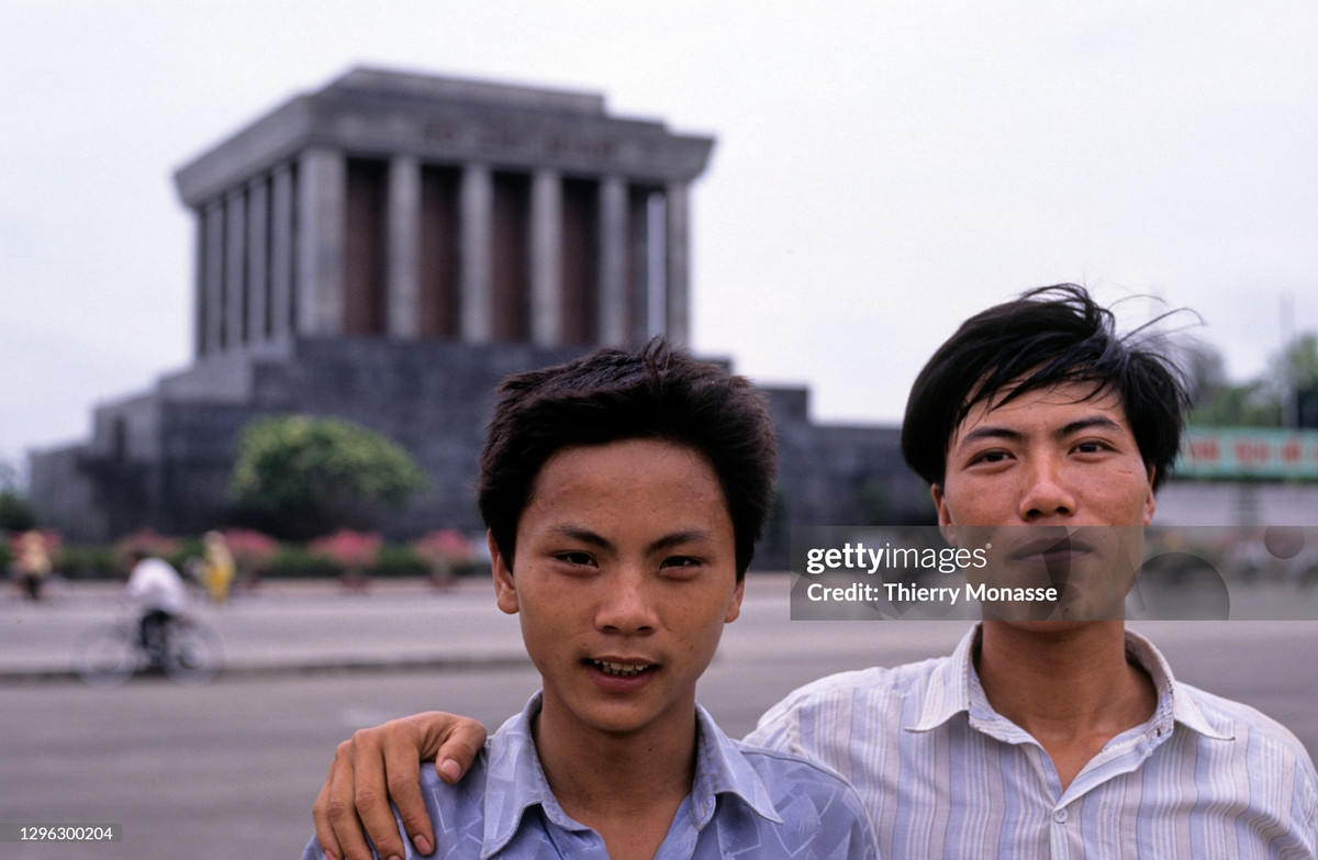 Hai thanh niên đứng trước Lăng Chủ tịch Hồ Chí Minh.