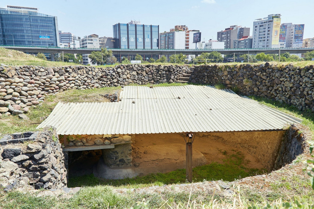 Cộng đồng dân cư còn sống sót đã phải di tản đến vùng đất mới, bỏ lại kim tự tháp đổ nát và bị dung nham bao phủ. Ảnh: Sailingstone Travel.