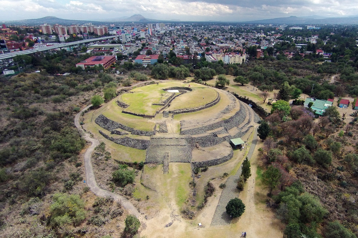 Điểm độc đáo nhất của kim tự tháp này là kiến trúc kỳ lạ với ba tầng hình tròn đắp bằng đá, được kết nối bởi một hệ thống bậc cấp có độ dốc thoai thoải. Ảnh: Lugares INAH.