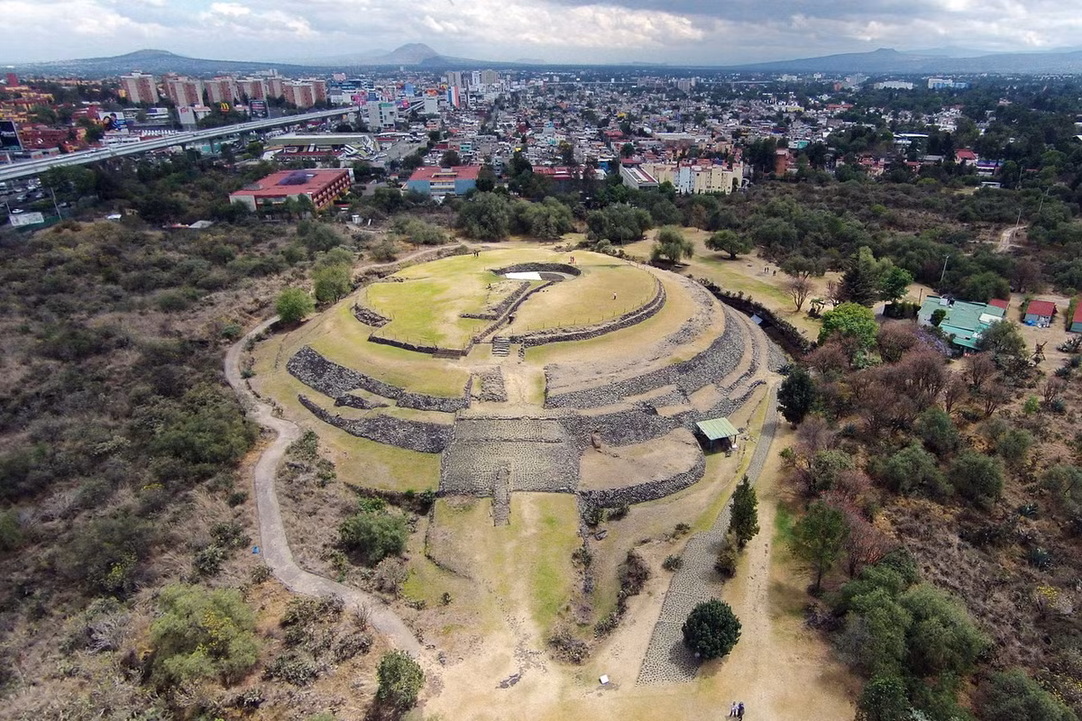 Điểm độc đáo nhất của kim tự tháp này là kiến trúc kỳ lạ với ba tầng hình tròn đắp bằng đá, được kết nối bởi một hệ thống bậc cấp có độ dốc thoai thoải. Ảnh: Lugares INAH.