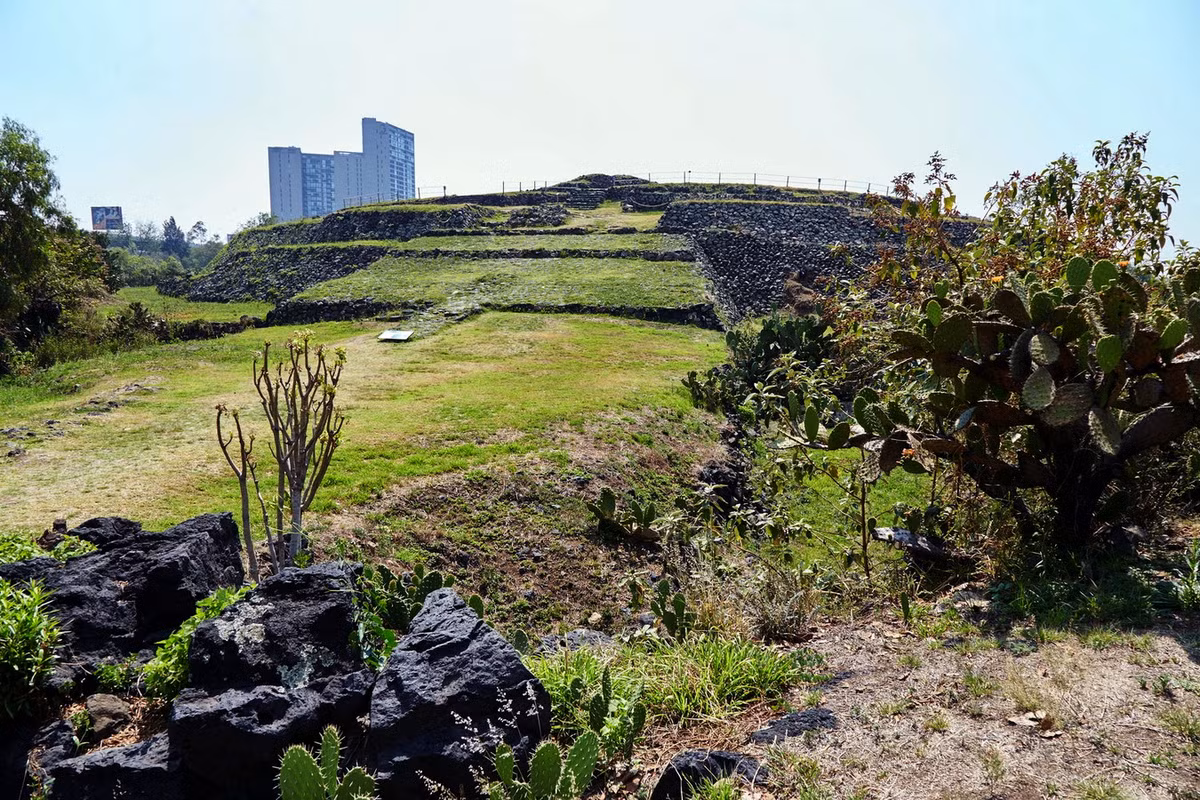 Đó là một vụ phun trào núi lửa xảy ra khoảng năm 30 SCN, khiến toàn bộ khu vực trở thành nơi con người không thể sinh sống. Ảnh: Sailingstone Travel.