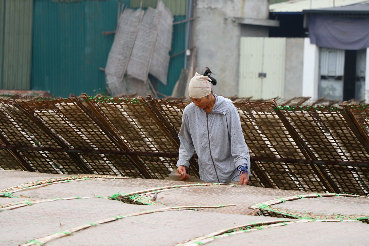Bà Minh, một người làm thuê cho cơ sở sản xuất miến ở Xóm Đồng, xãDương Liễucho biết, miến ở đây sản xuất chủ yếu mang đi nơi khác tiêu thụ và thường tập trung vào dịp cuối năm. Tại xưởng sản xuất bà đang làm, hàng ngày có tới 5,6 nhân công sản xuất thành phẩm cho hơn 1 tấn bột.