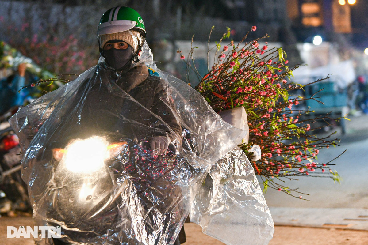 Chợ hoa Quảng Bá đông vui suốt từ rằm tháng Chạp đến hết chiều 30 Tết. Chợ phần lớn bán các loại cây hoa từ các vùng lân cận như Tây Tựu, Mê Linh hay Đông Anh... Ngoài ra còn có những loài hoa mang từ Đà Lạt về để phục vụ nhu cầu của người dân dịp Tết Nguyên đán.