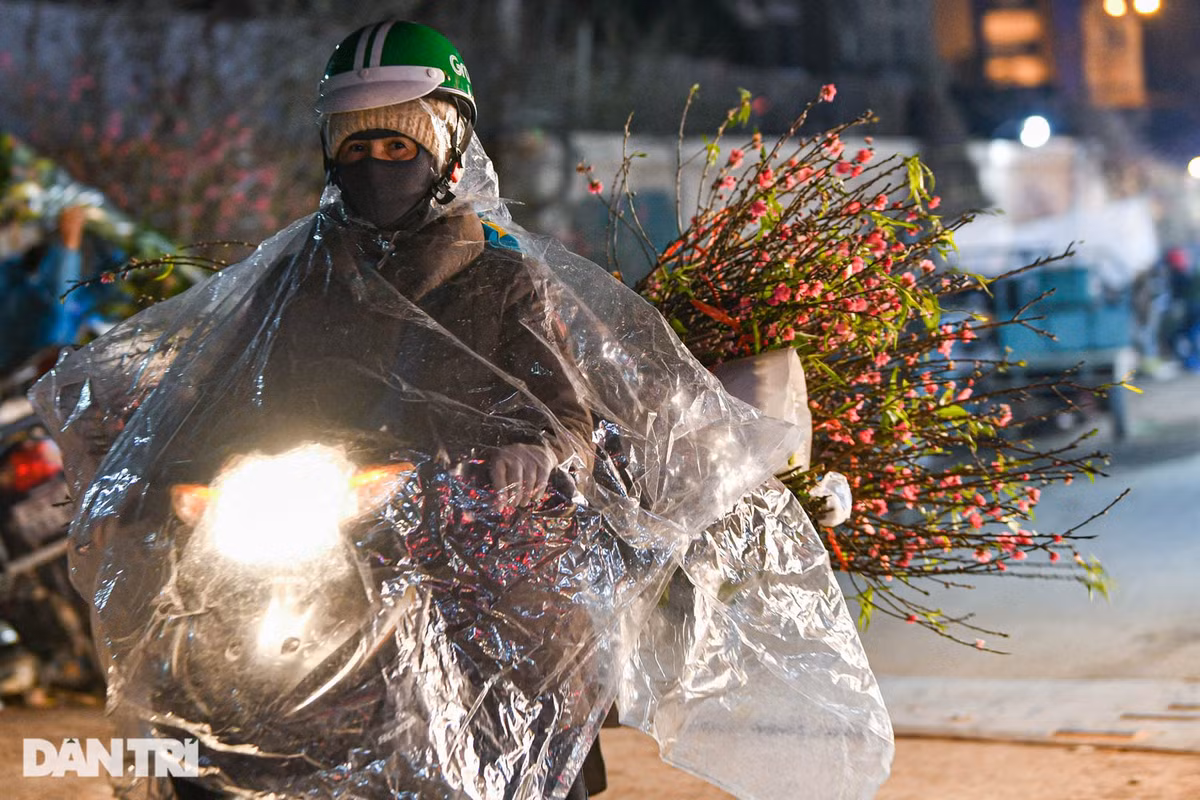 Chợ hoa Quảng Bá đông vui suốt từ rằm tháng Chạp đến hết chiều 30 Tết. Chợ phần lớn bán các loại cây hoa từ các vùng lân cận như Tây Tựu, Mê Linh hay Đông Anh... Ngoài ra còn có những loài hoa mang từ Đà Lạt về để phục vụ nhu cầu của người dân dịp Tết Nguyên đán.