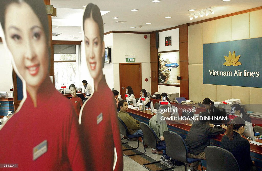 Hành khách đặt và mua vé tại phòng vé của Vietnam Airlines ở trung tâm Hà Nội, 12/4/2004.