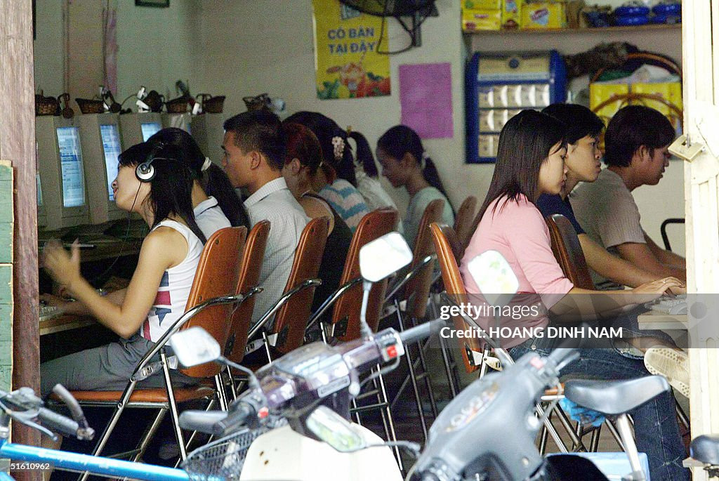 Giới trẻ lướt internet tại một quán internet đông đúc, 29/10/2004.