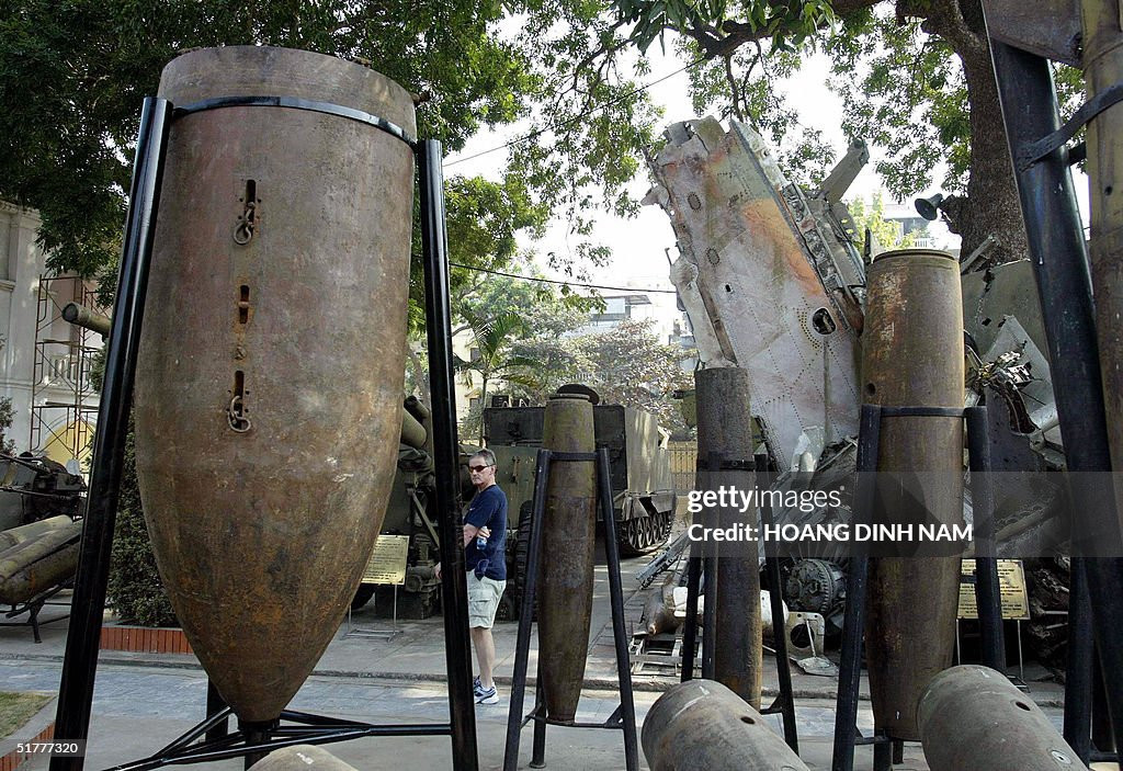 Một du khách nước ngoài tham quan Bảo tàng Quân đội, ngày 23/11/2004.